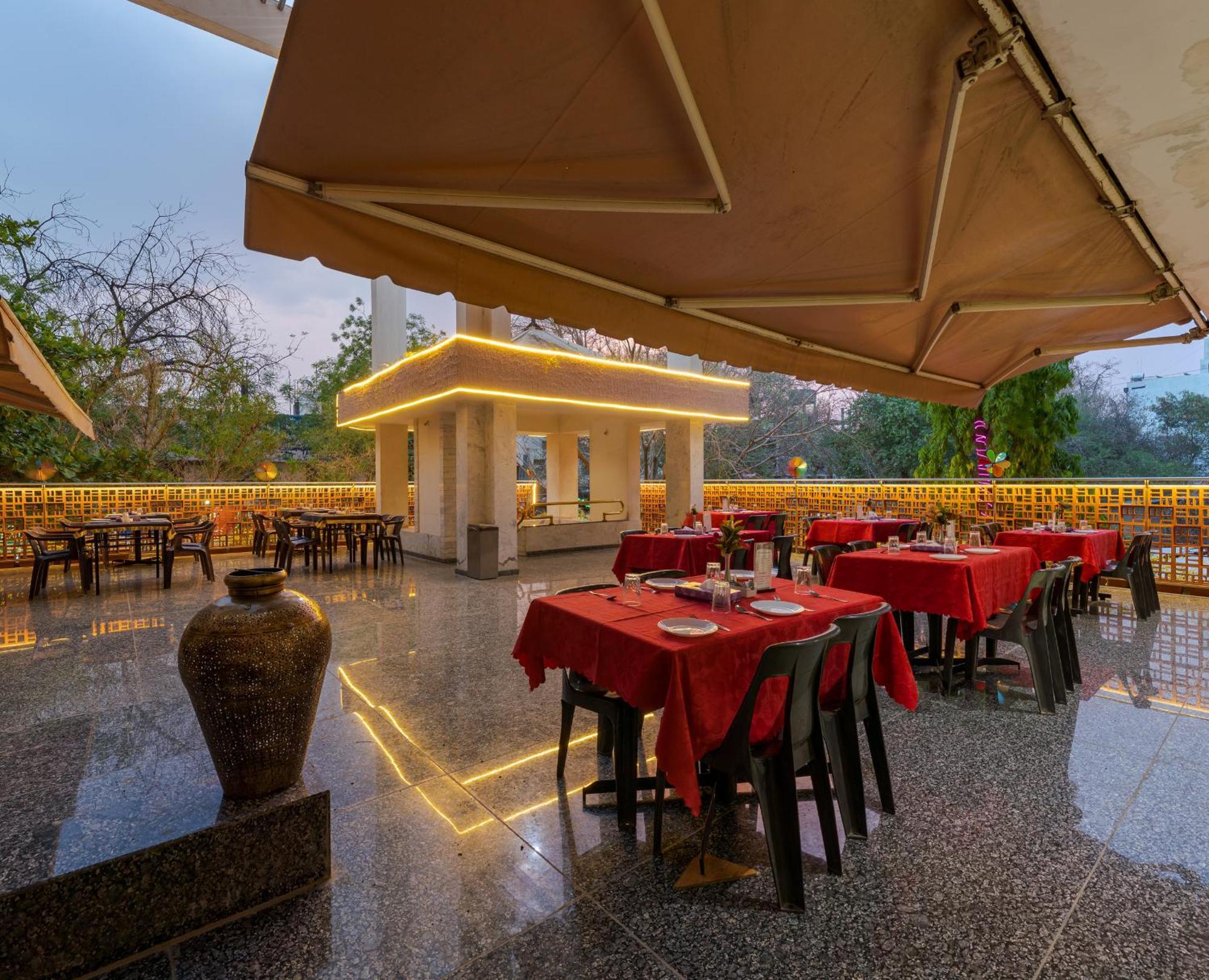 Hotel Surya Executive 3 Star Hotel Solapur Buitenkant foto