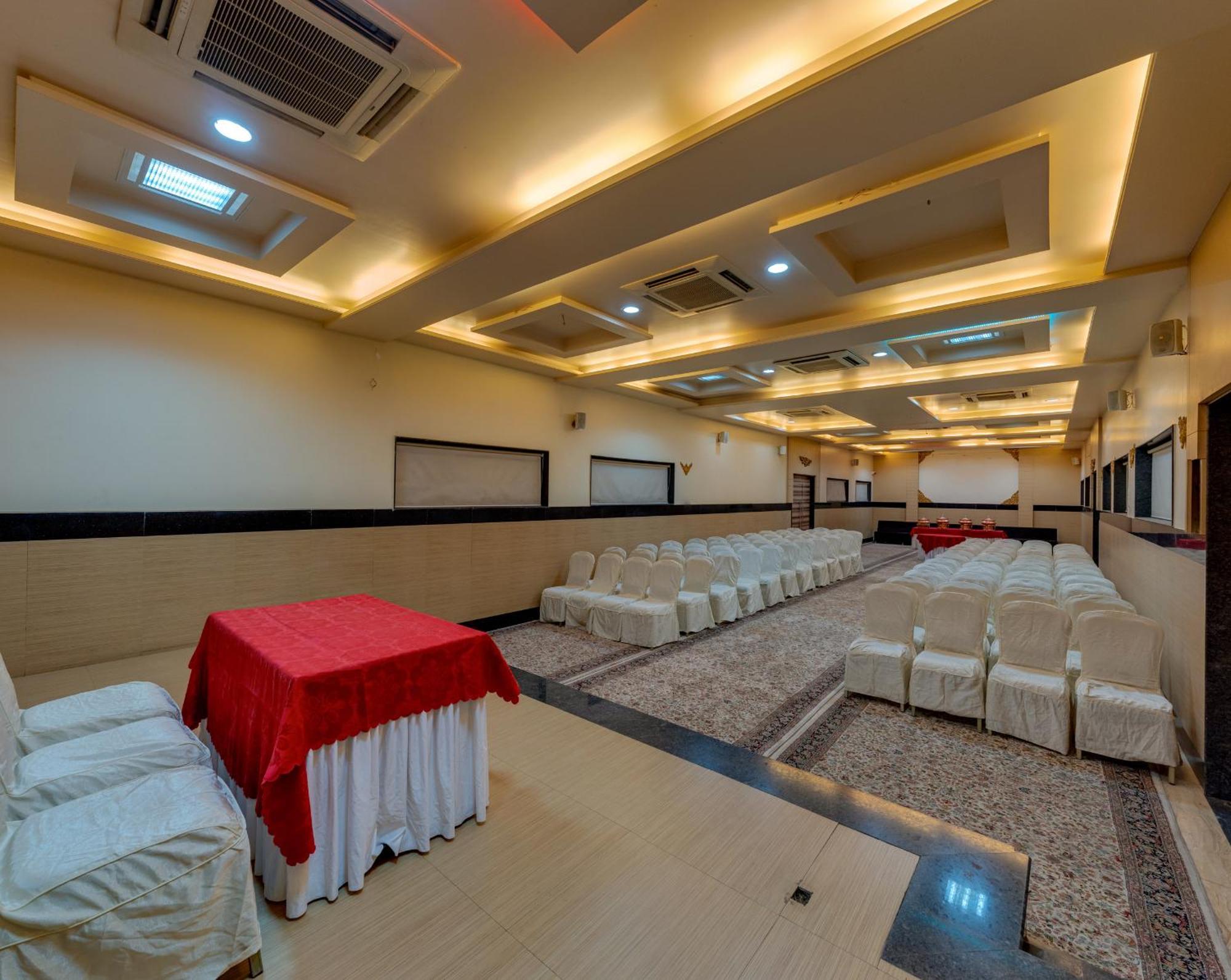 Hotel Surya Executive 3 Star Hotel Solapur Buitenkant foto