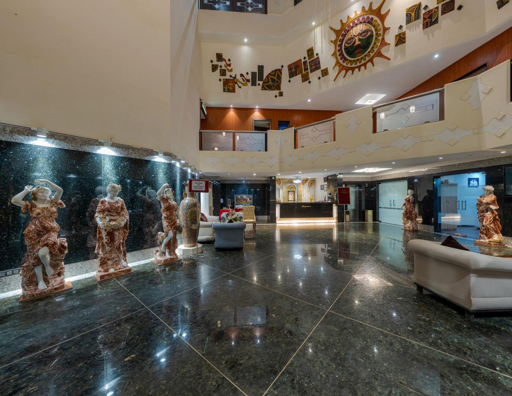 Hotel Surya Executive 3 Star Hotel Solapur Buitenkant foto