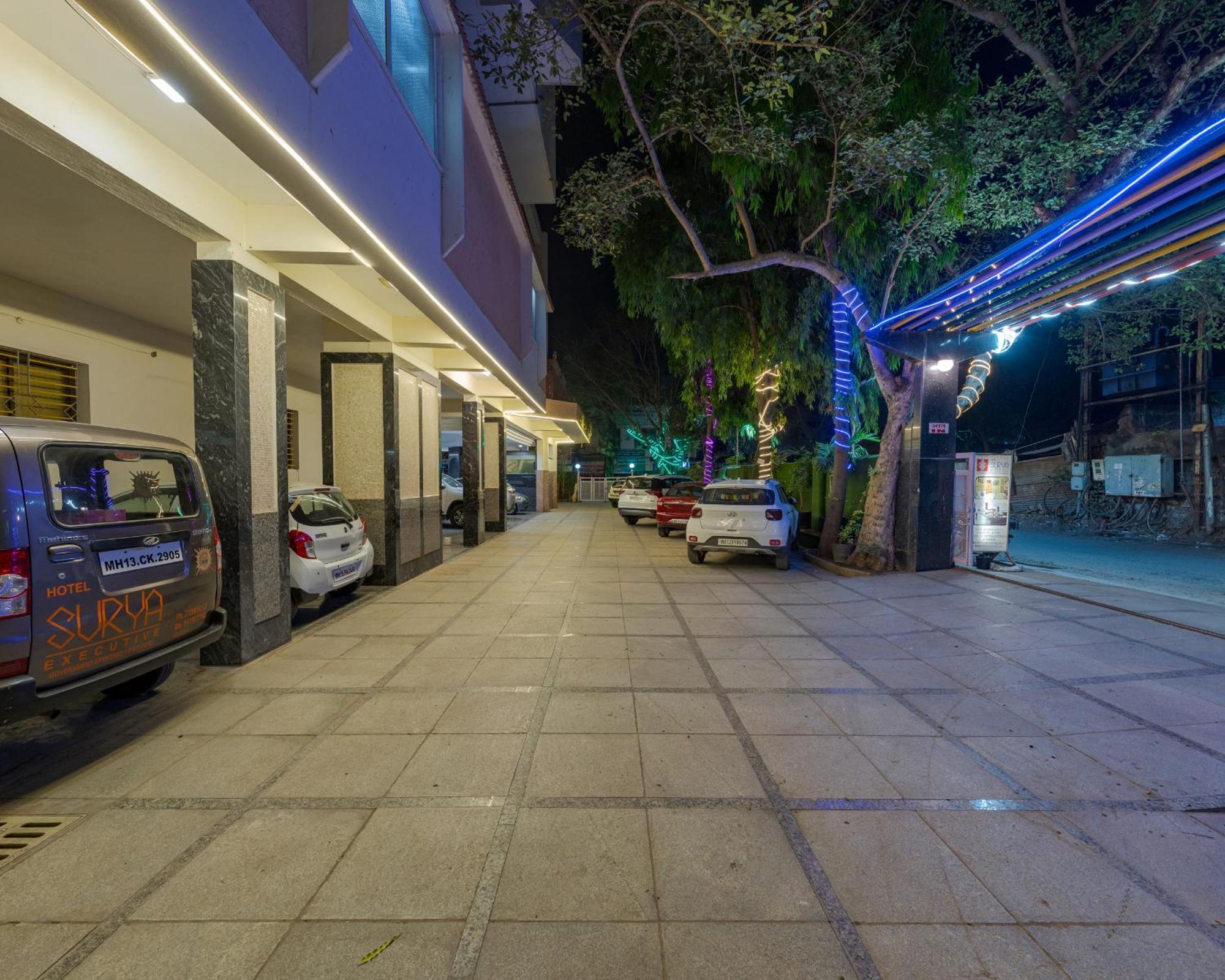 Hotel Surya Executive 3 Star Hotel Solapur Buitenkant foto