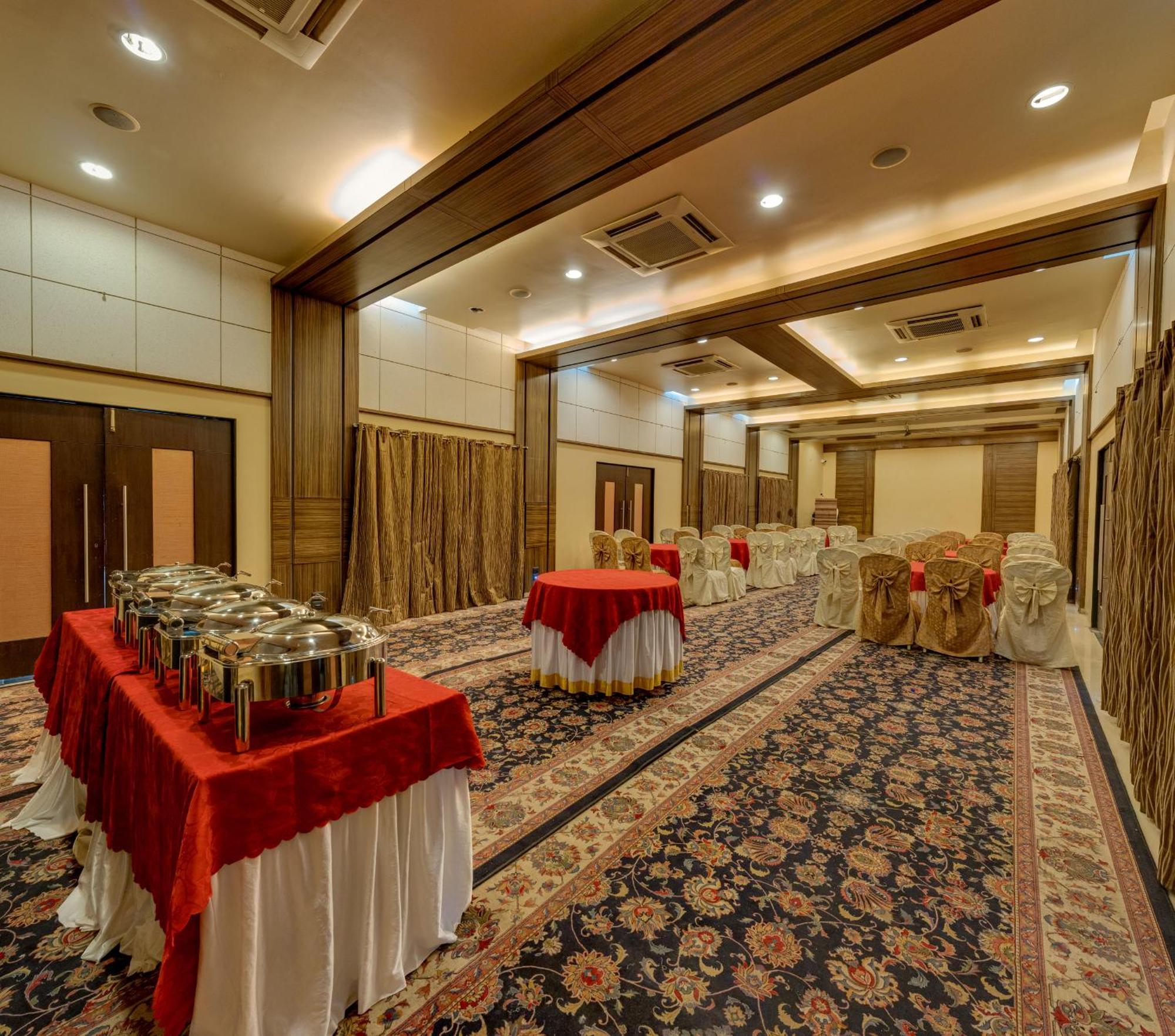 Hotel Surya Executive 3 Star Hotel Solapur Buitenkant foto