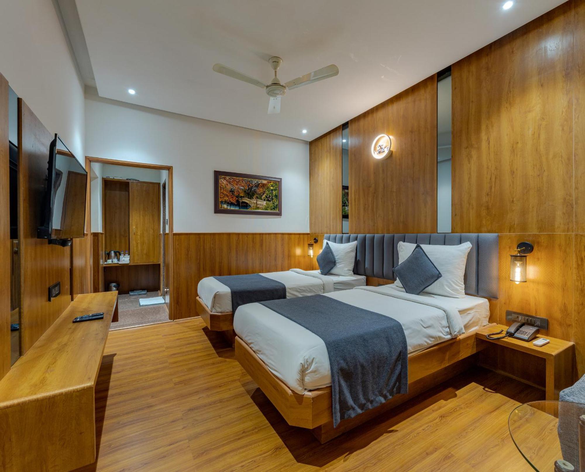 Hotel Surya Executive 3 Star Hotel Solapur Buitenkant foto