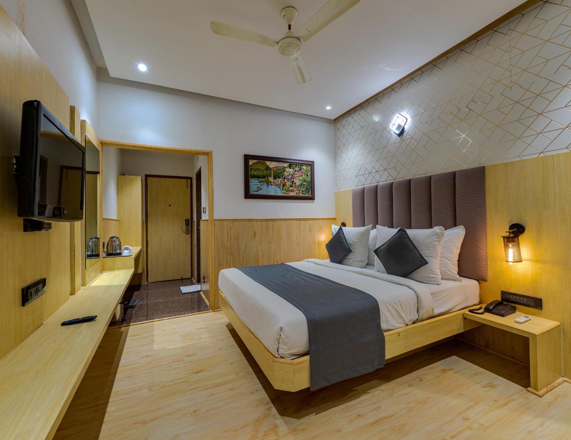 Hotel Surya Executive 3 Star Hotel Solapur Buitenkant foto