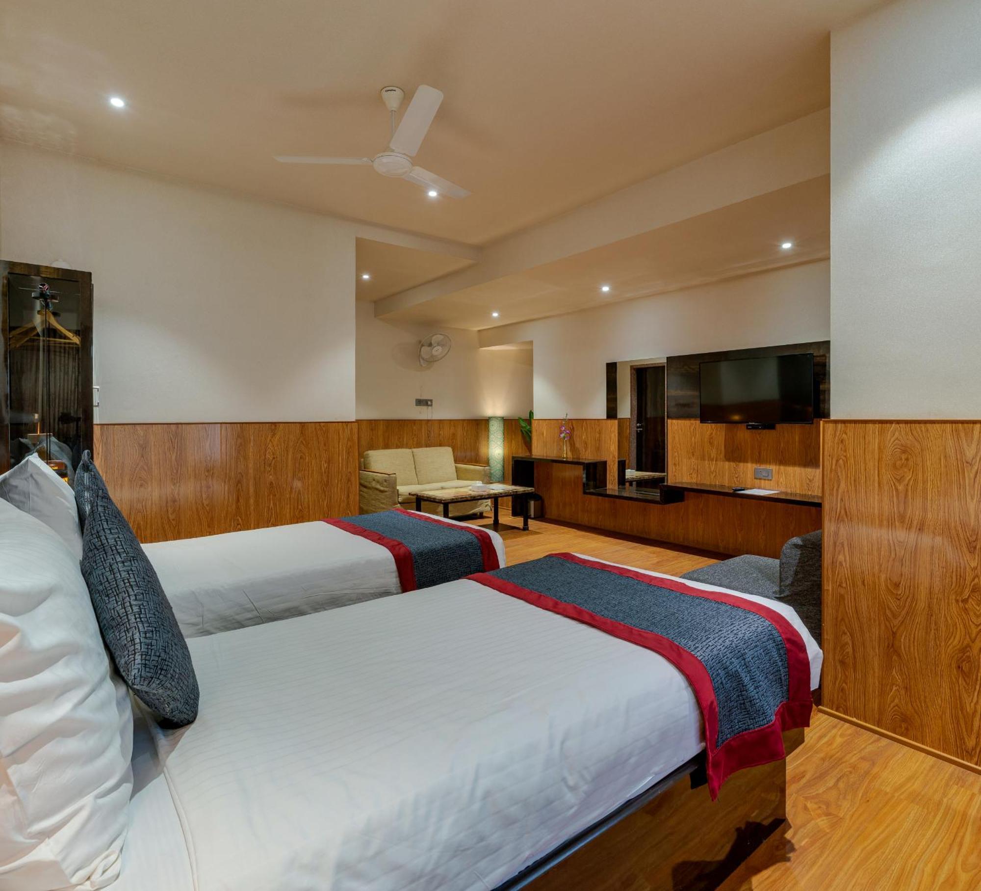 Hotel Surya Executive 3 Star Hotel Solapur Buitenkant foto
