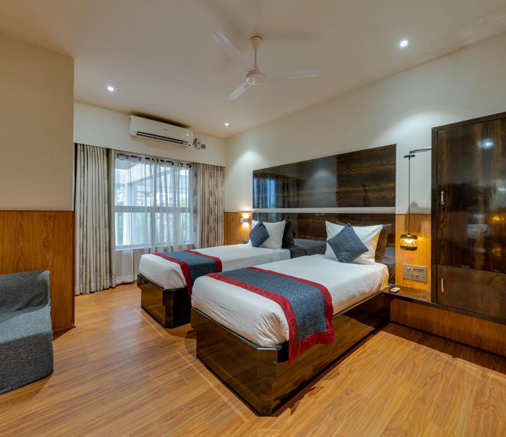 Hotel Surya Executive 3 Star Hotel Solapur Buitenkant foto