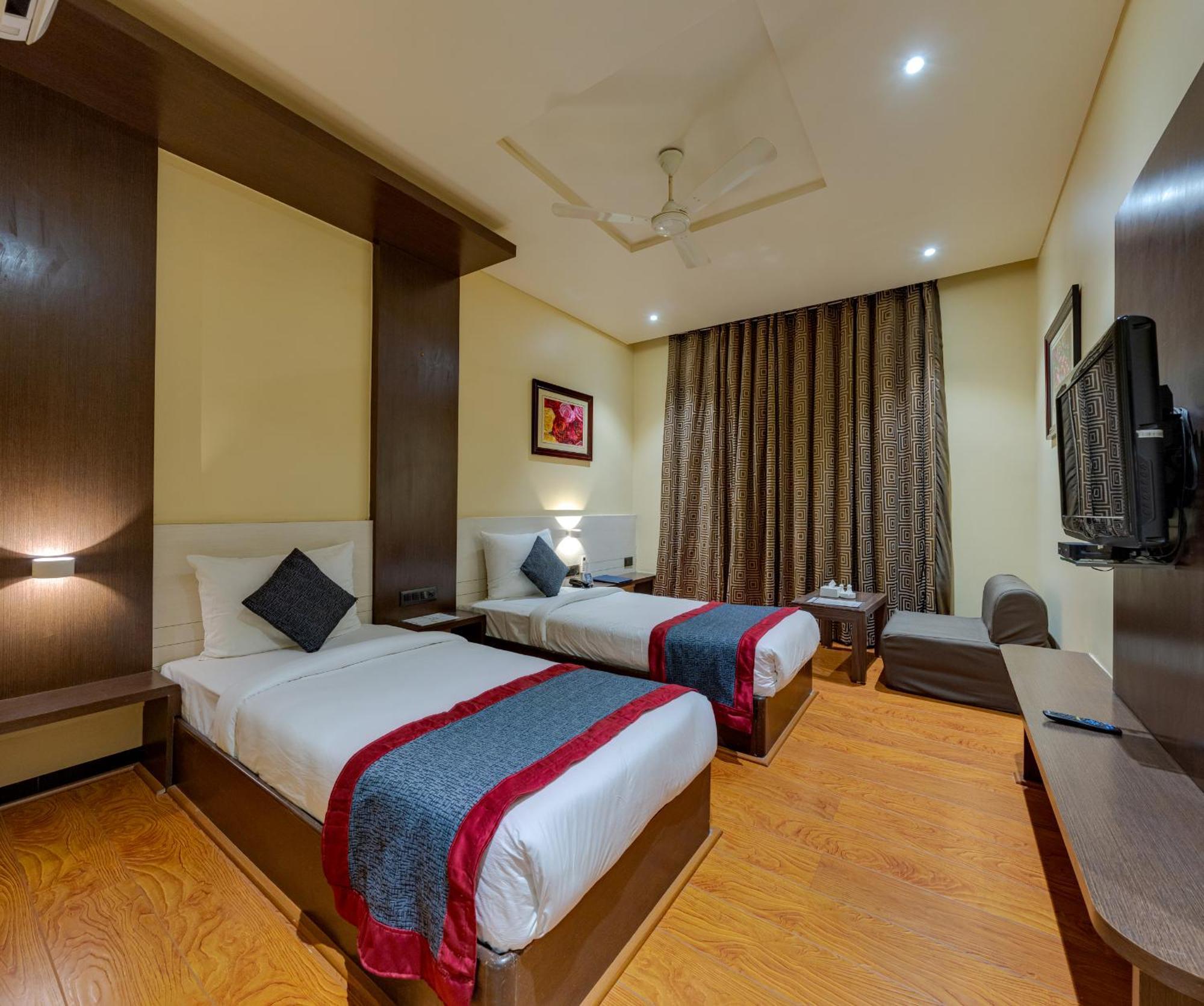 Hotel Surya Executive 3 Star Hotel Solapur Buitenkant foto