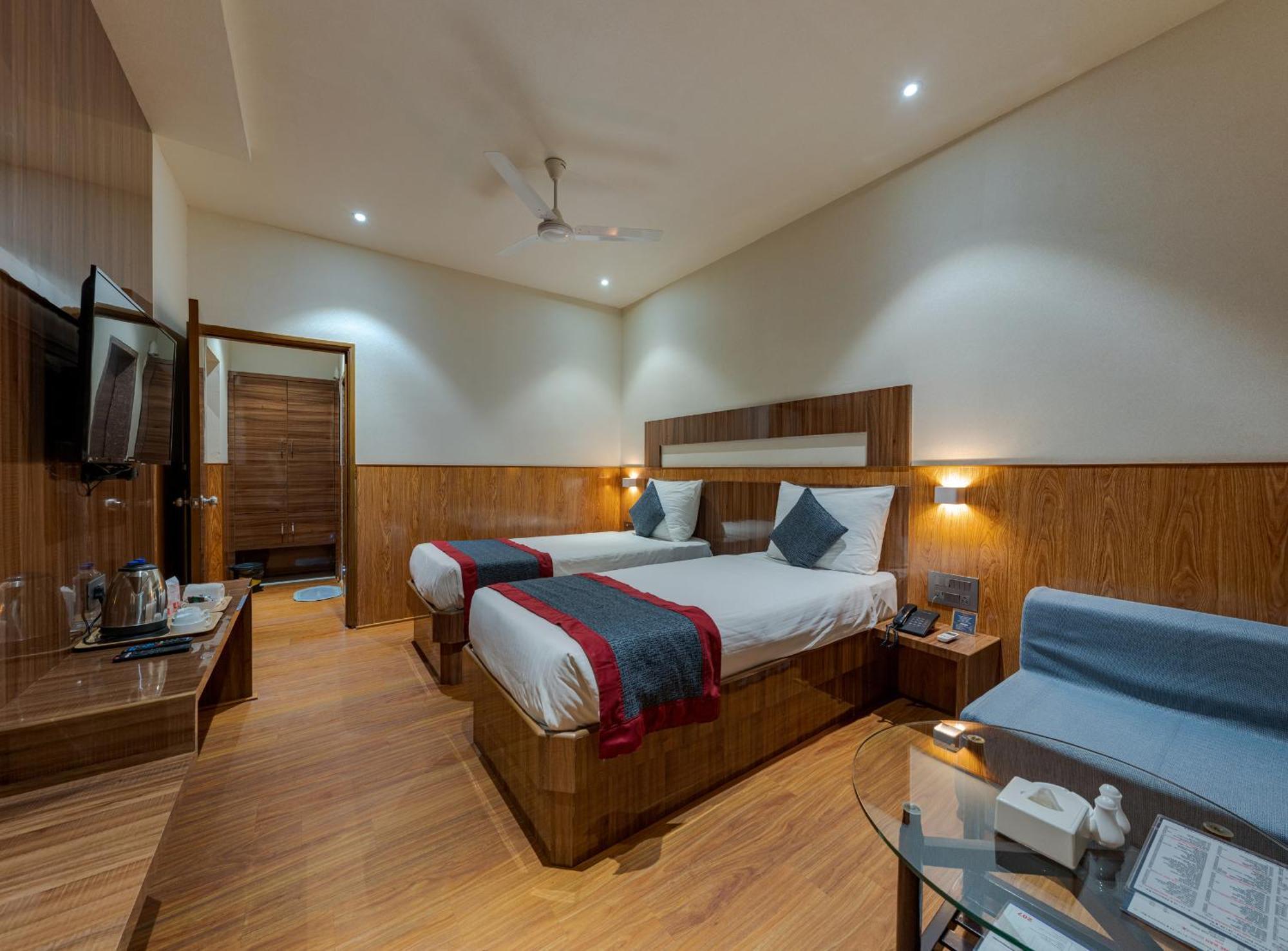 Hotel Surya Executive 3 Star Hotel Solapur Buitenkant foto