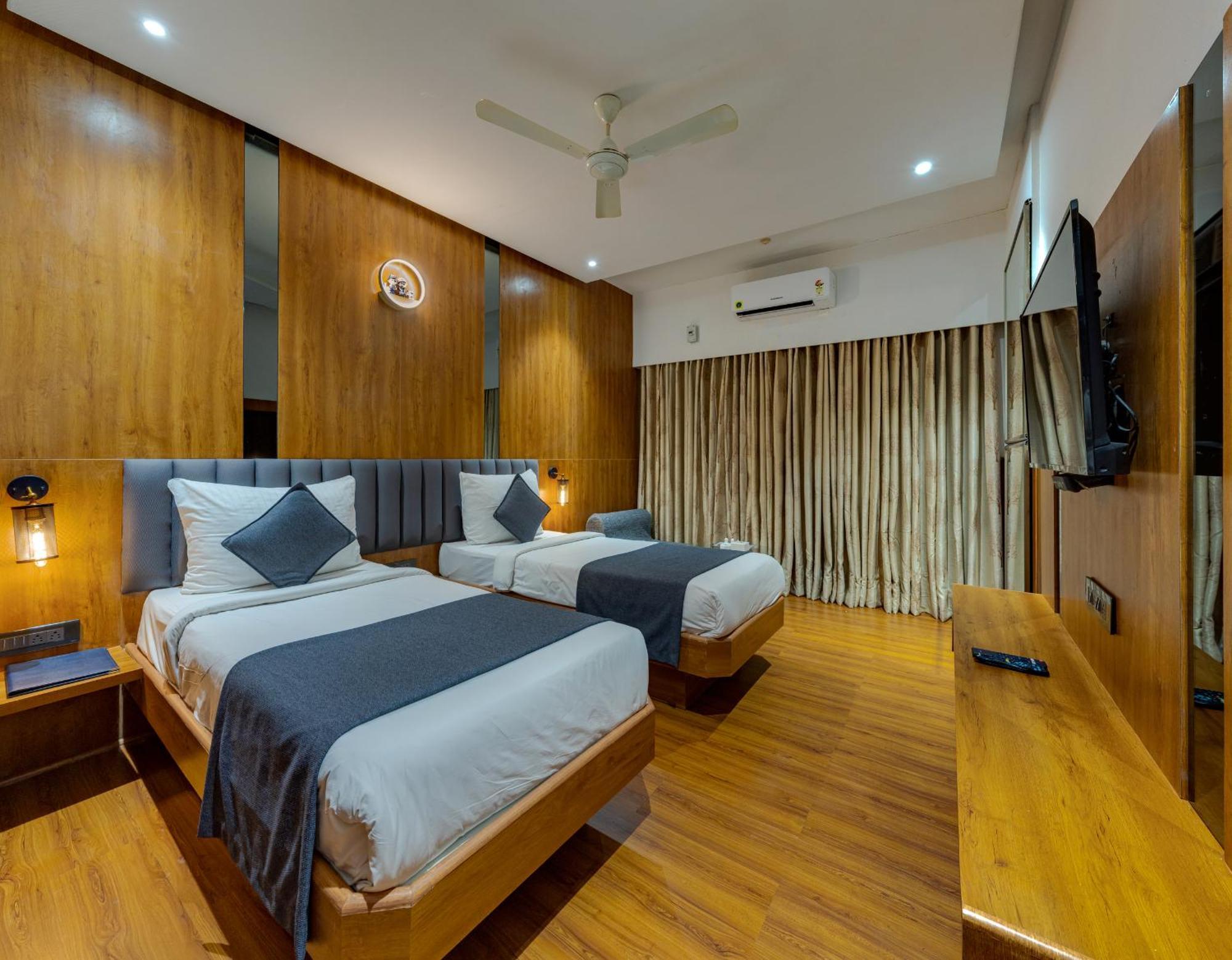 Hotel Surya Executive 3 Star Hotel Solapur Buitenkant foto