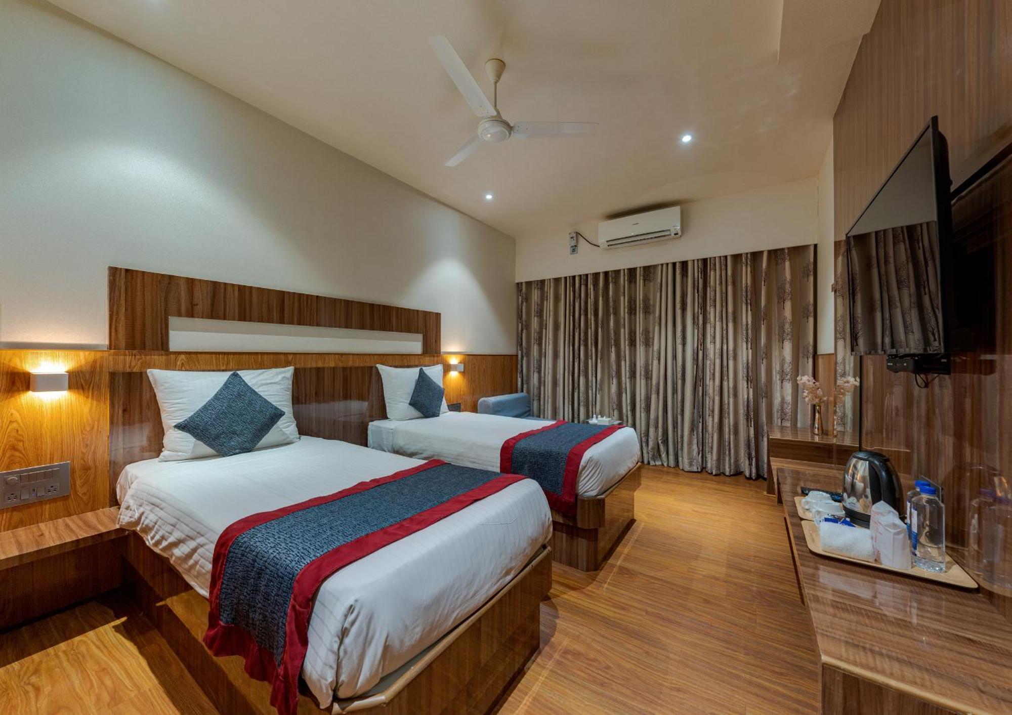 Hotel Surya Executive 3 Star Hotel Solapur Buitenkant foto