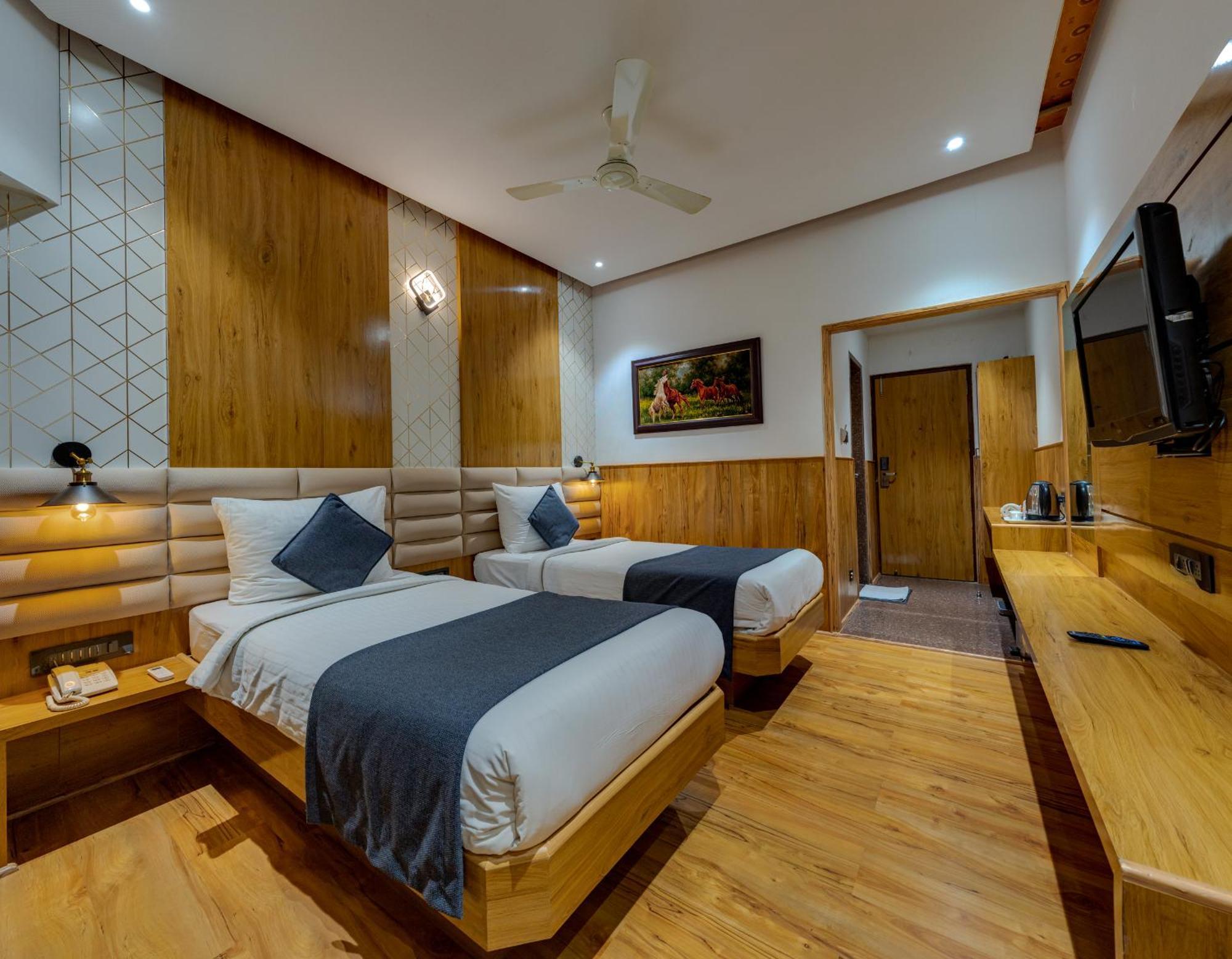 Hotel Surya Executive 3 Star Hotel Solapur Buitenkant foto