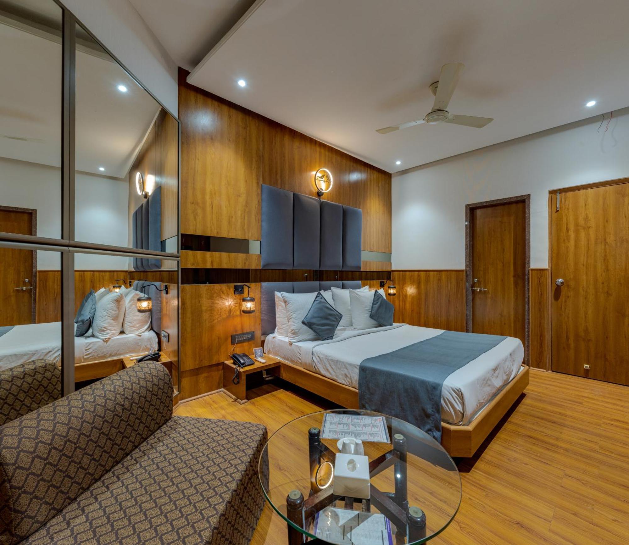 Hotel Surya Executive 3 Star Hotel Solapur Buitenkant foto