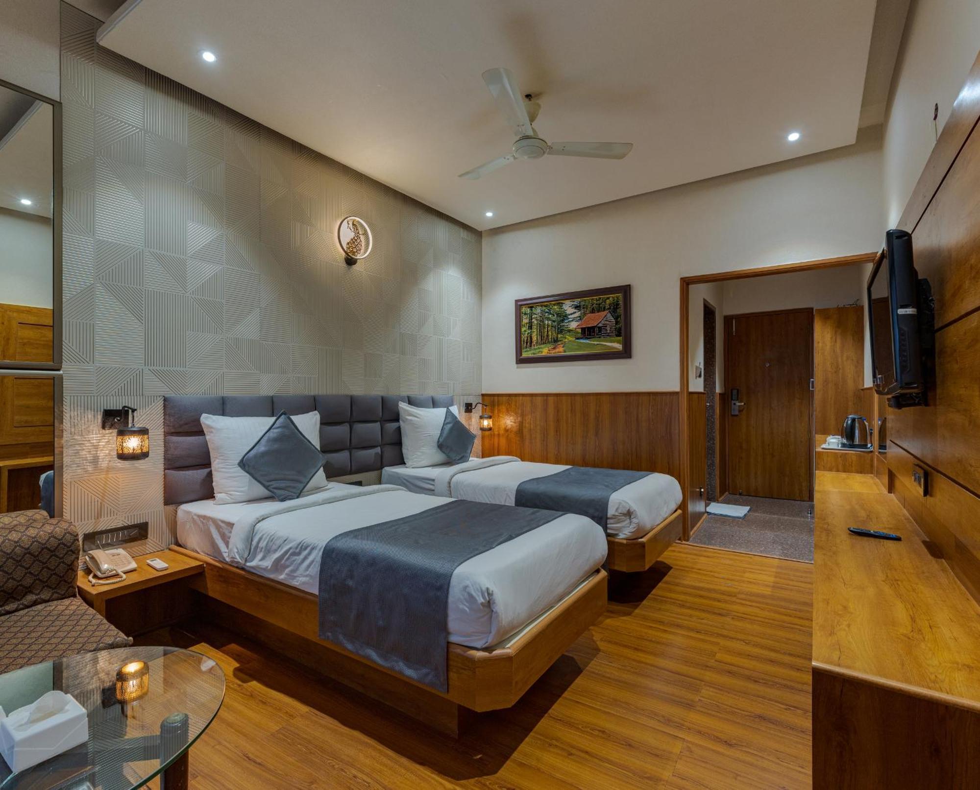 Hotel Surya Executive 3 Star Hotel Solapur Buitenkant foto