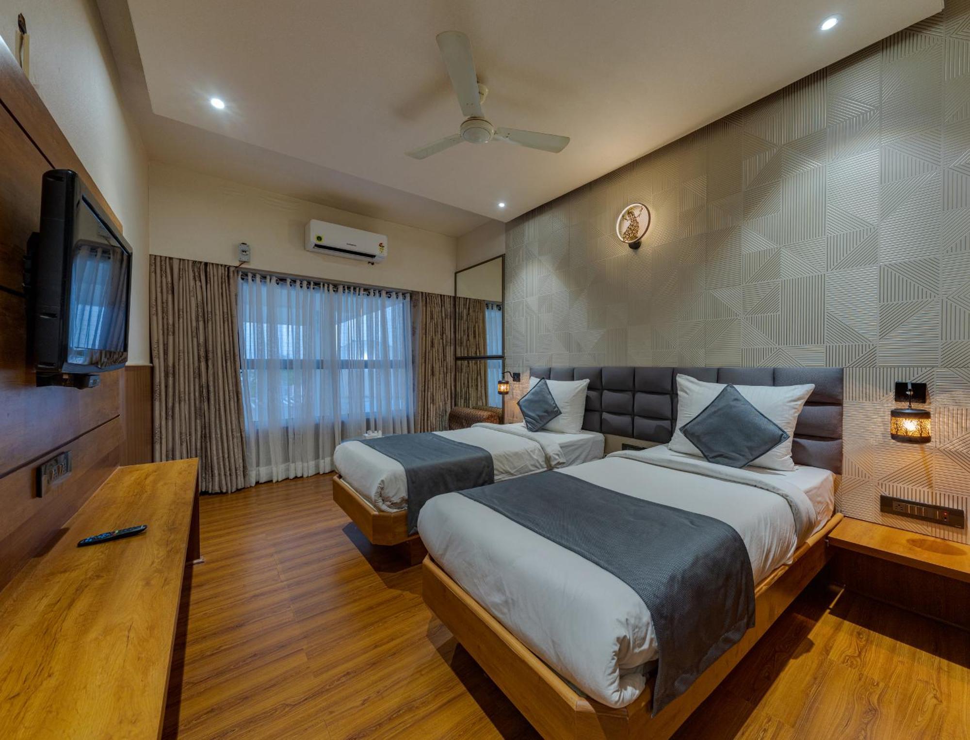 Hotel Surya Executive 3 Star Hotel Solapur Buitenkant foto