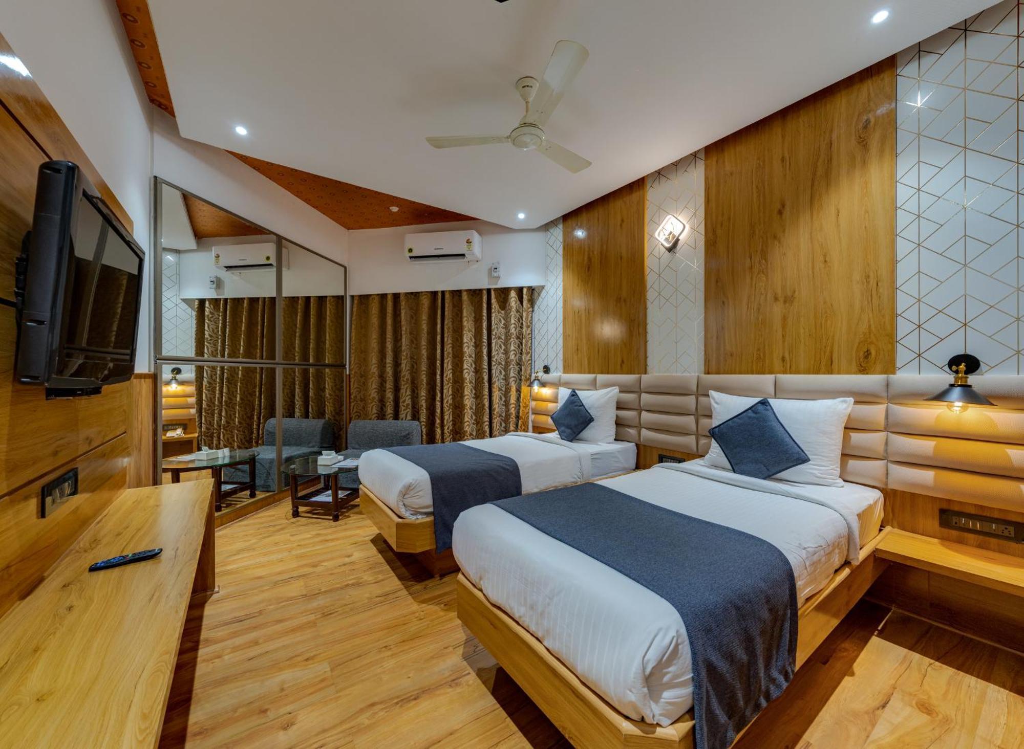Hotel Surya Executive 3 Star Hotel Solapur Buitenkant foto