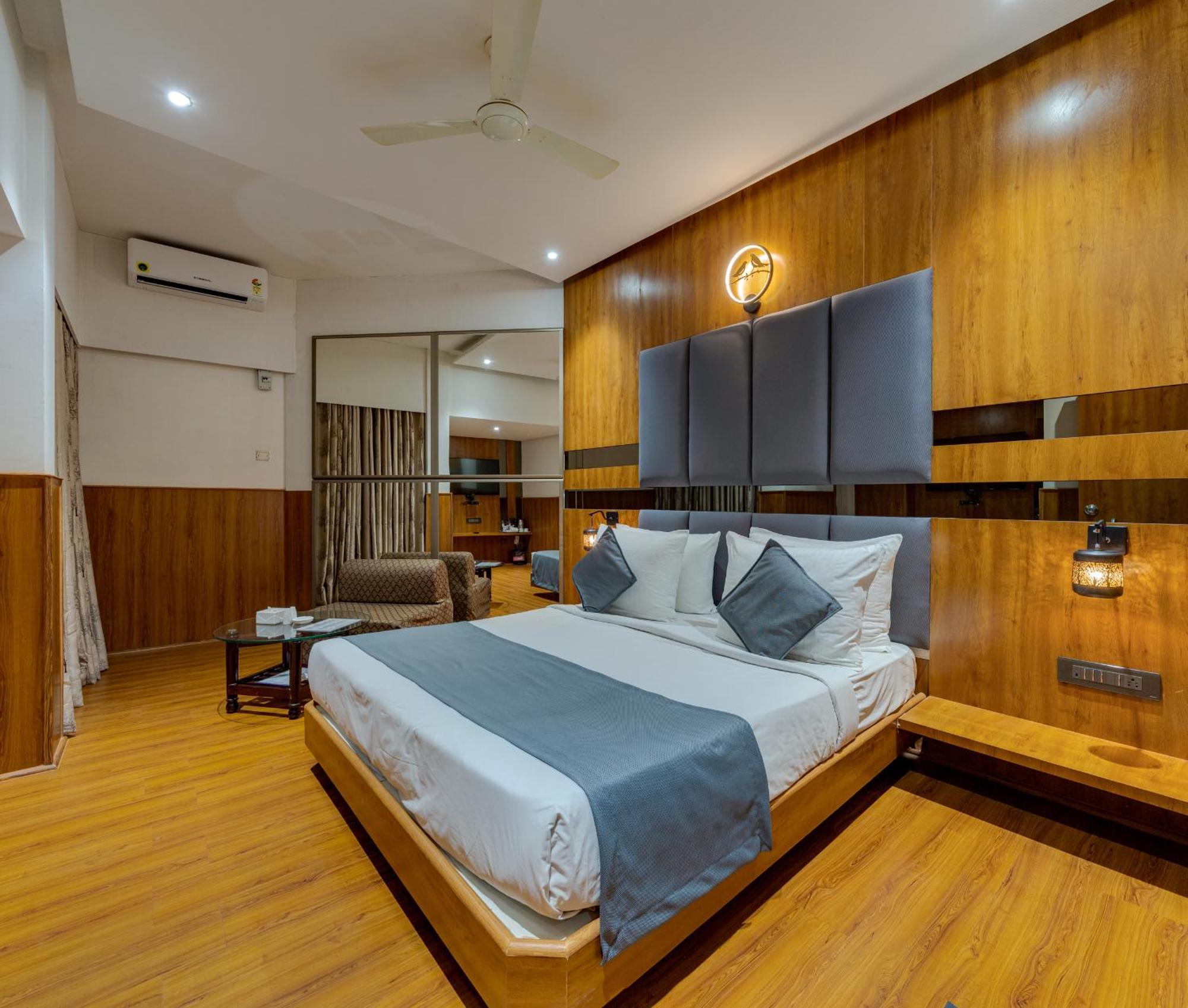 Hotel Surya Executive 3 Star Hotel Solapur Buitenkant foto