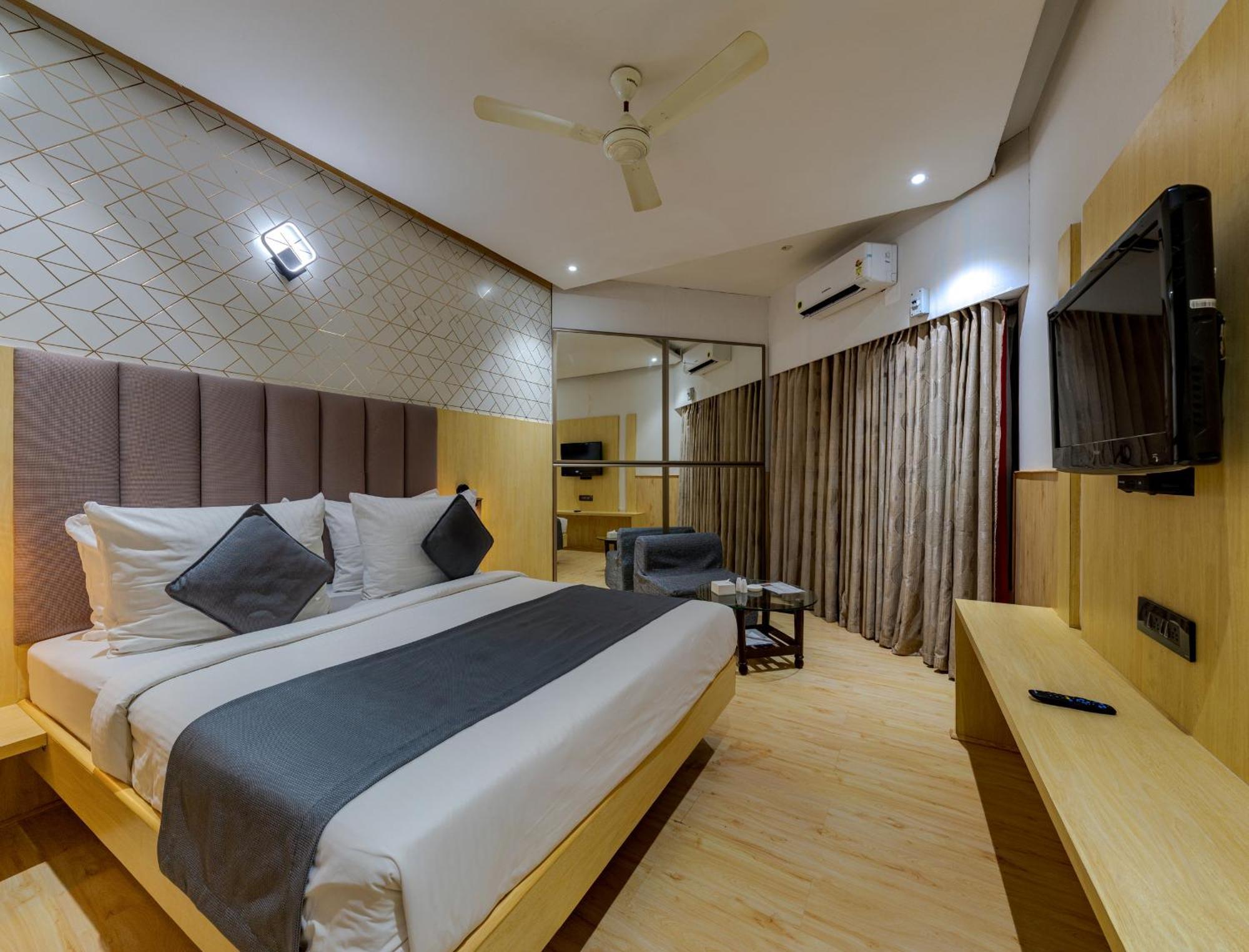 Hotel Surya Executive 3 Star Hotel Solapur Buitenkant foto